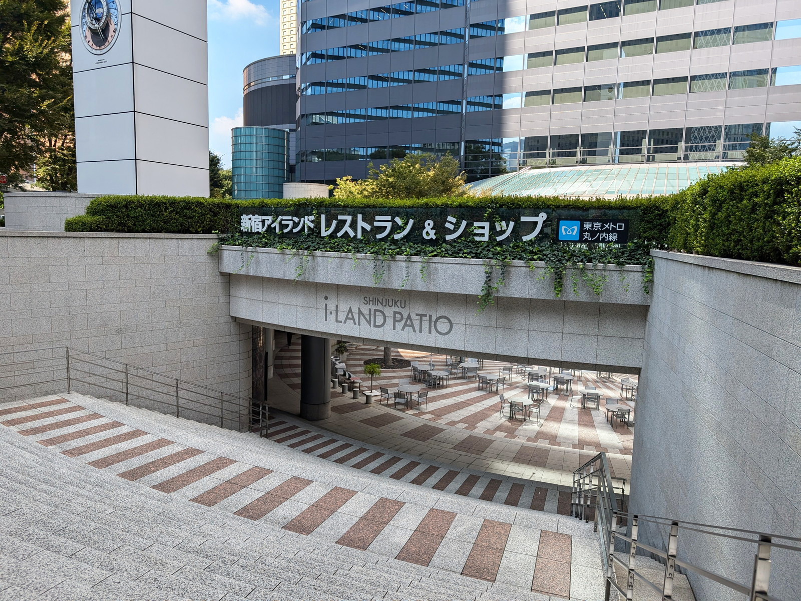 向かいの新宿アイランドパティオスクエア