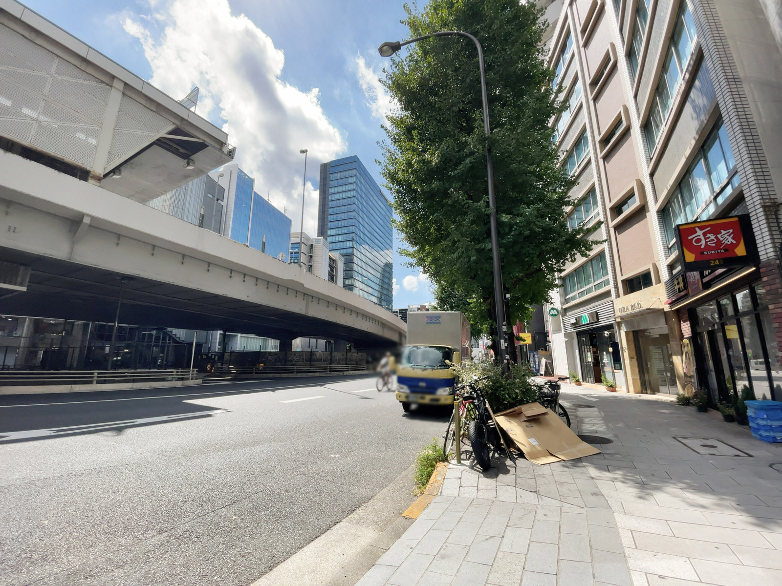 大場ビルA館前面の通り