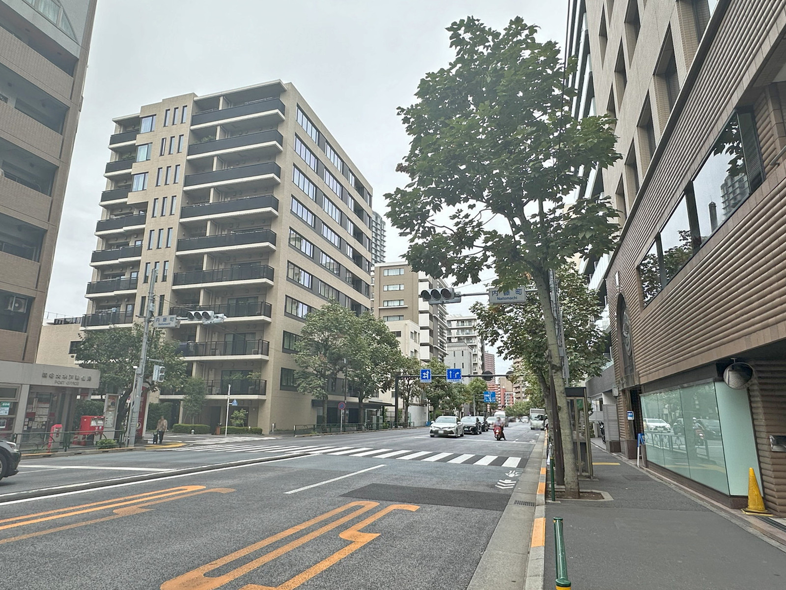 四谷オーキッドビル前面の外苑西通り