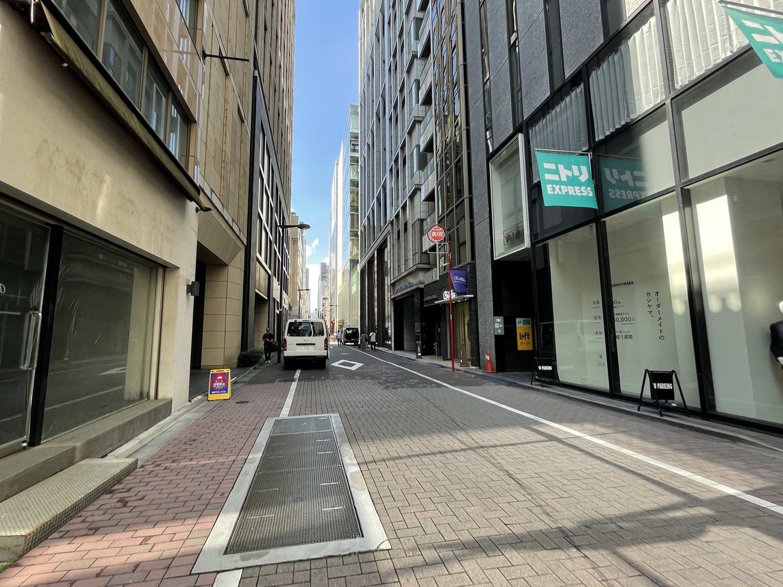 銀冨ビル前面の通り