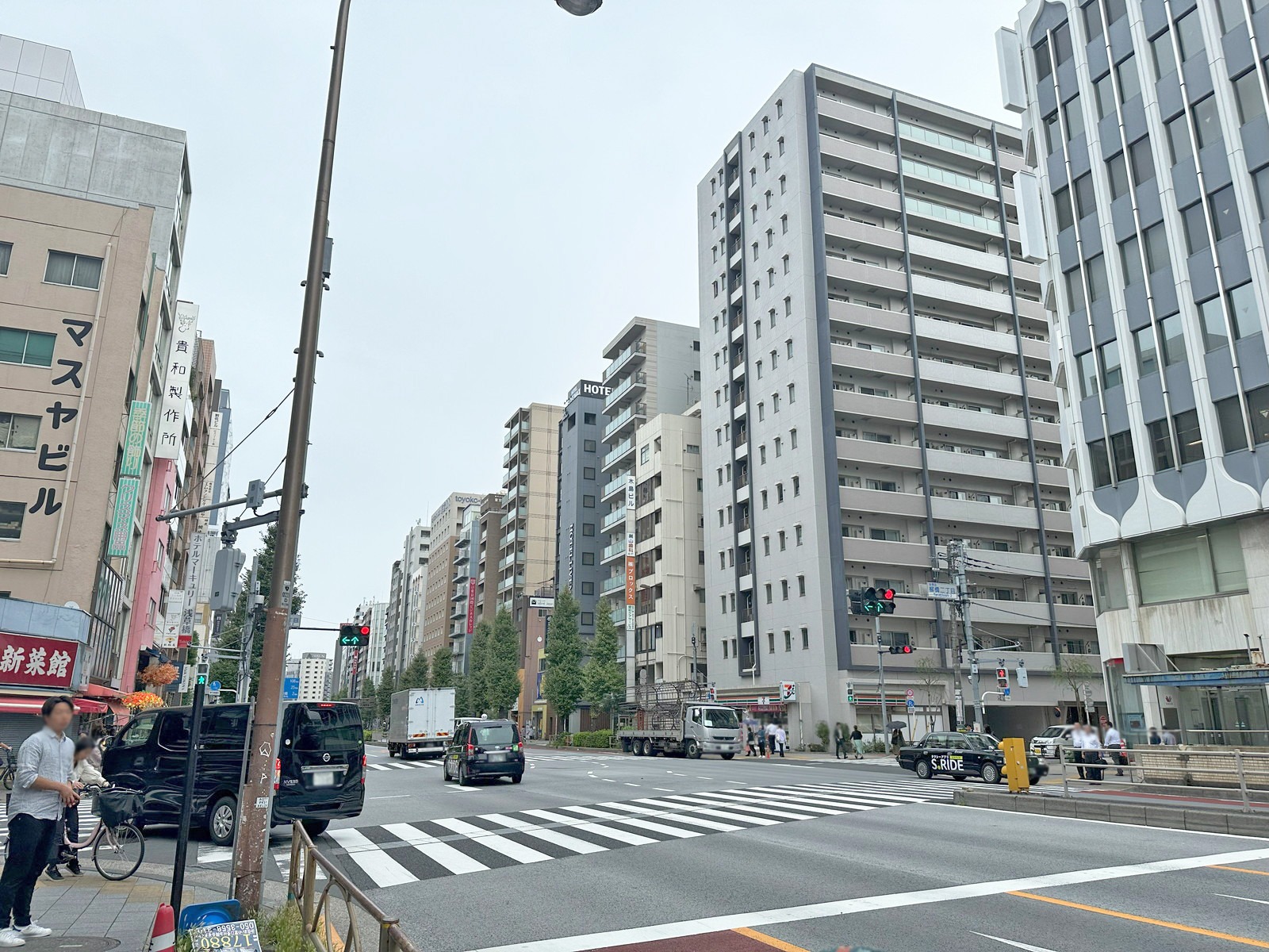 浅草橋共同ビル前面の江戸通り