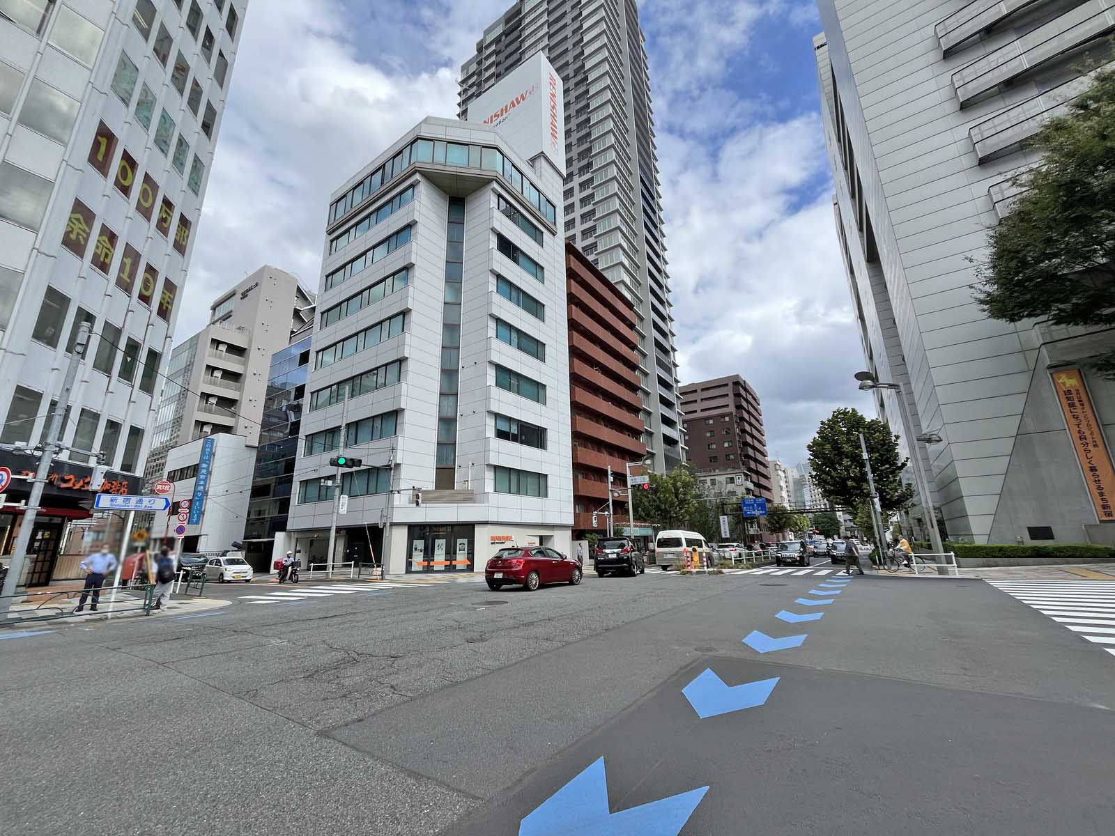渡辺ビル前面の新宿通り