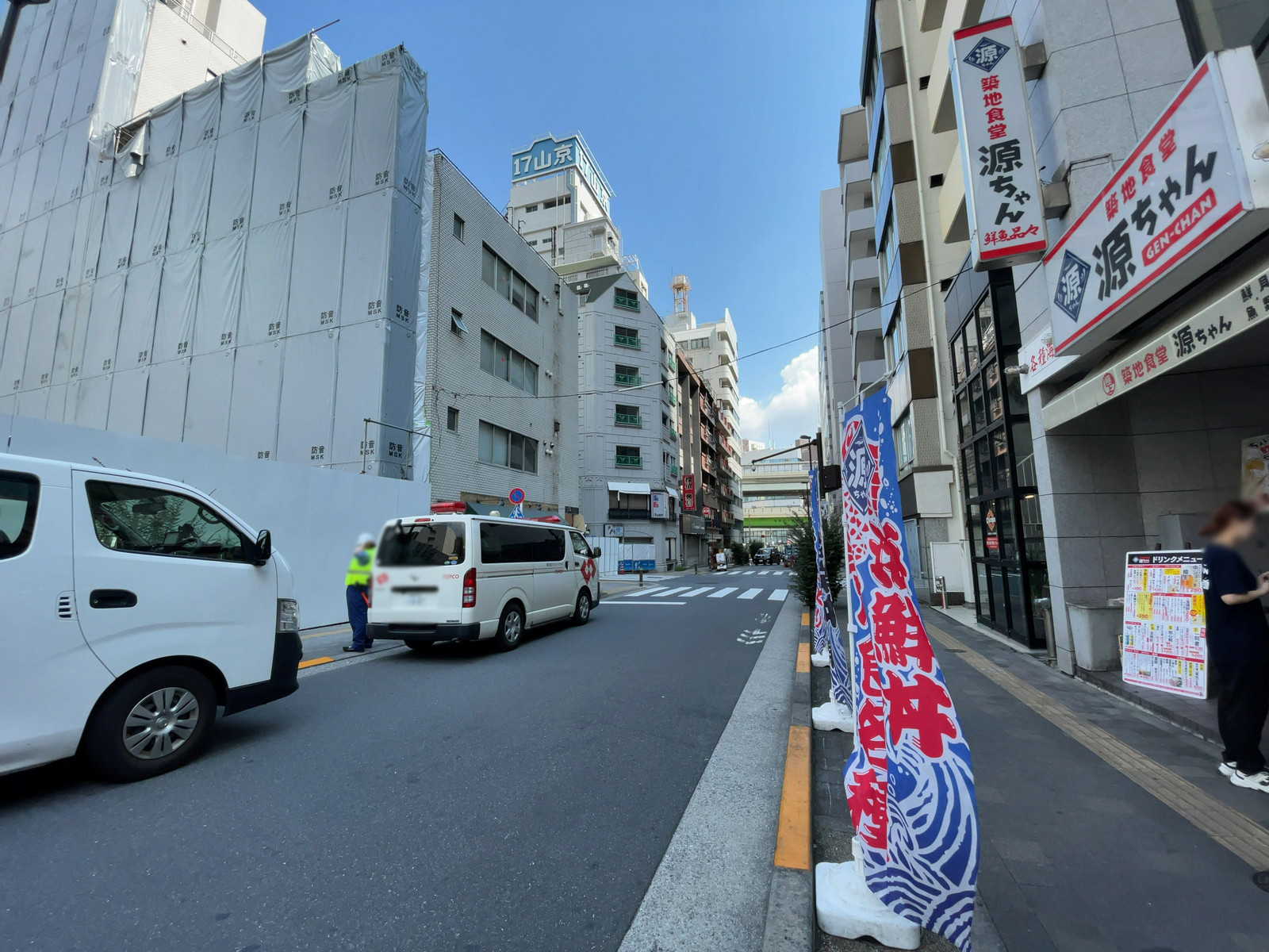 第1伊三美ビル前面の通り