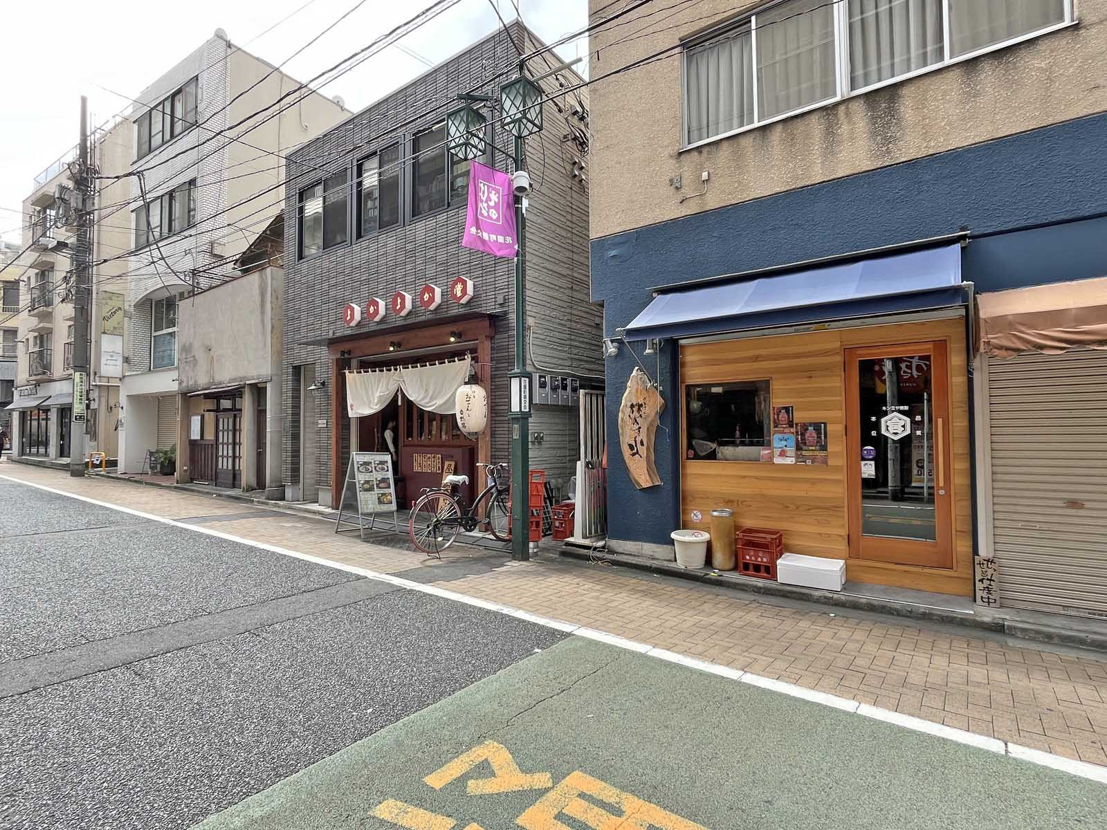 付近には飲食店が充実