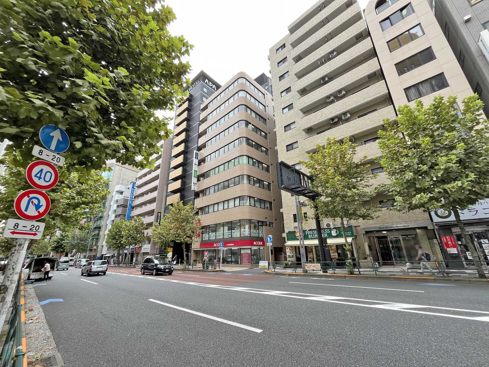 ヒューリック新宿御苑ビル前面の新宿通り