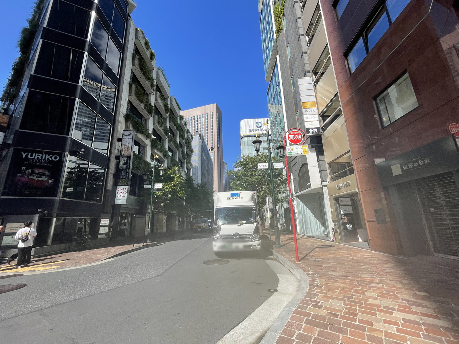 東海堂銀座ビル前面の通り
