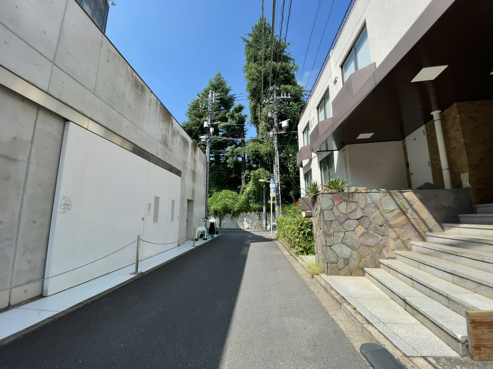 第2駒信ビル前面の通り