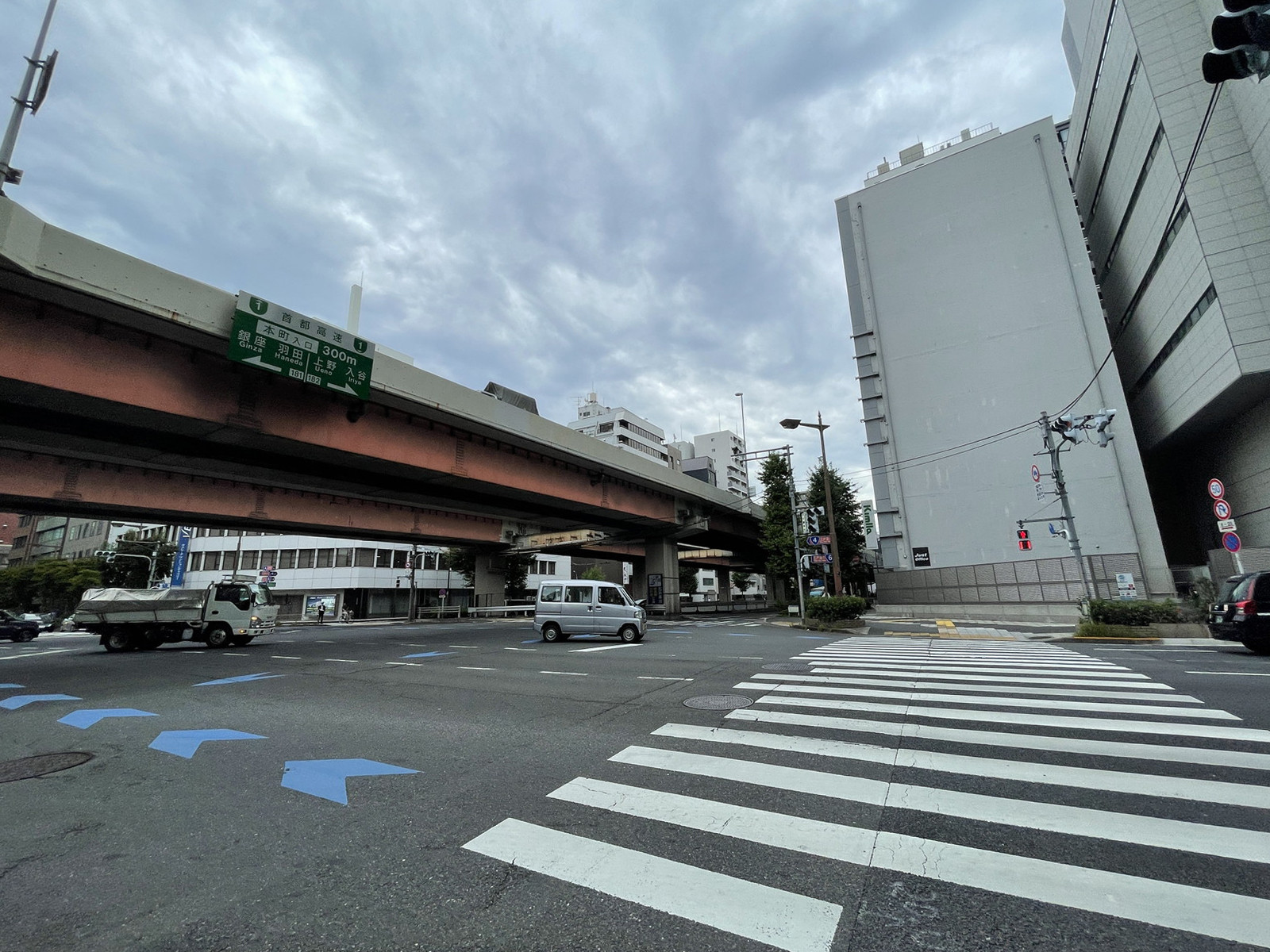 日本橋ライフサイエンスビルディング3前面の昭和通り