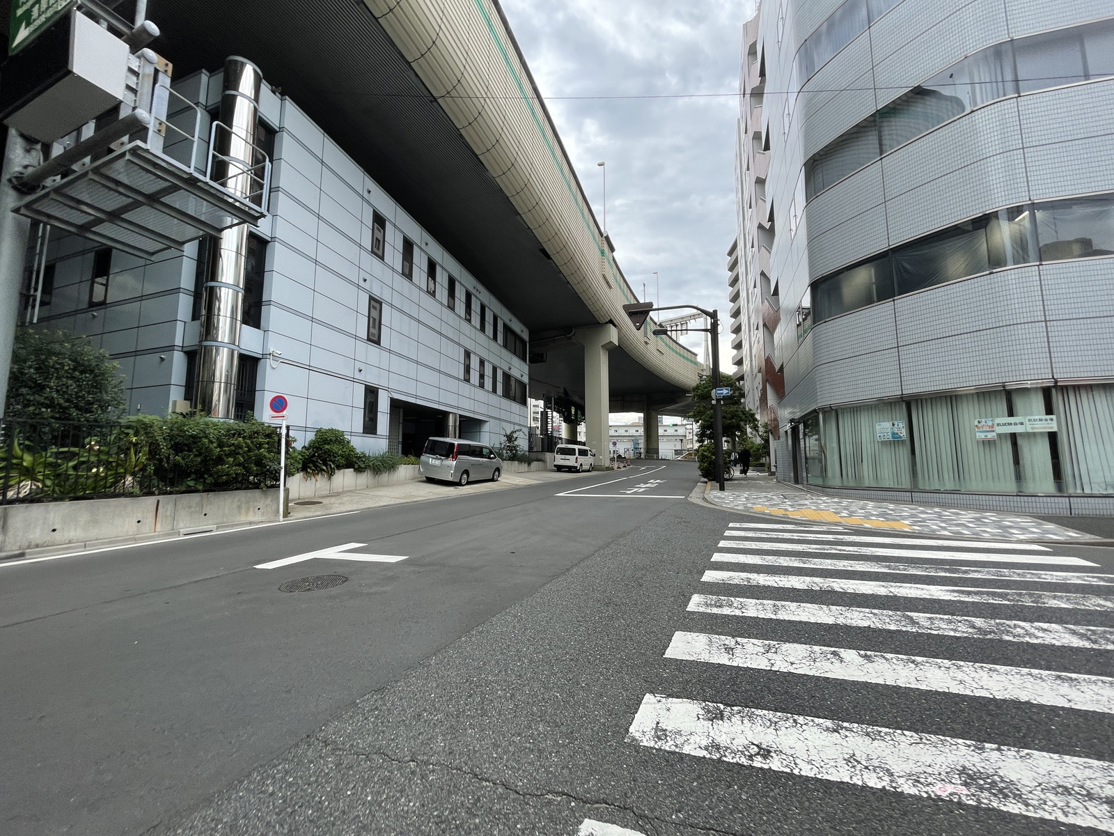 近仁ビル前面の通り