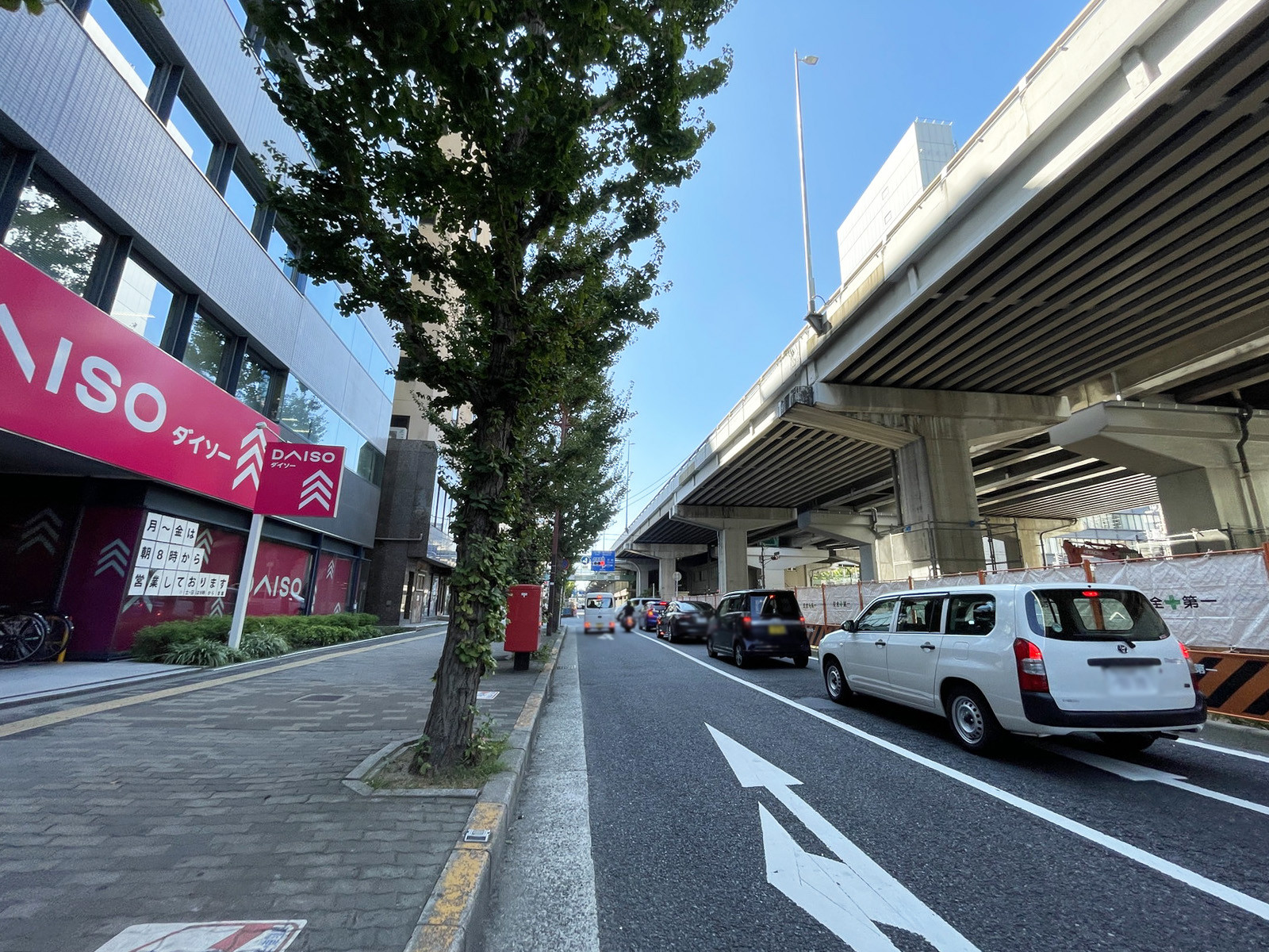 HF江坂駅前ビルディング前面の通り