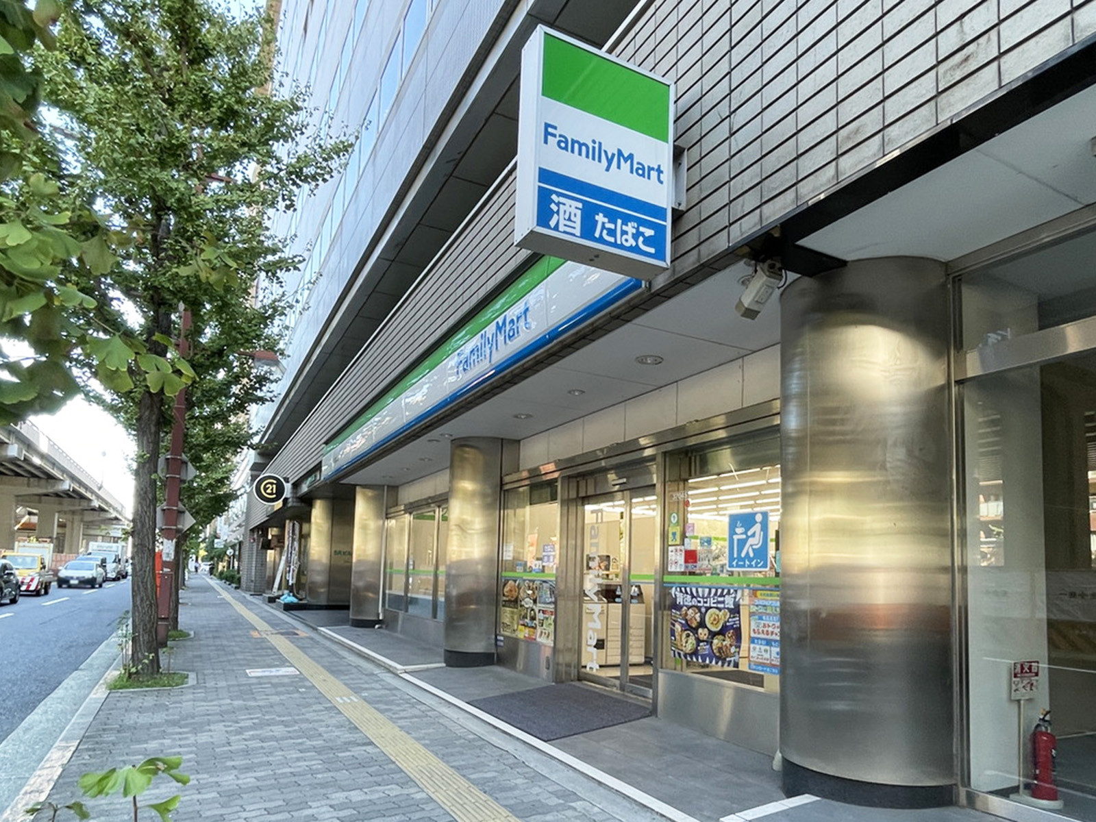 並びにあるファミリーマート 江坂駅北店