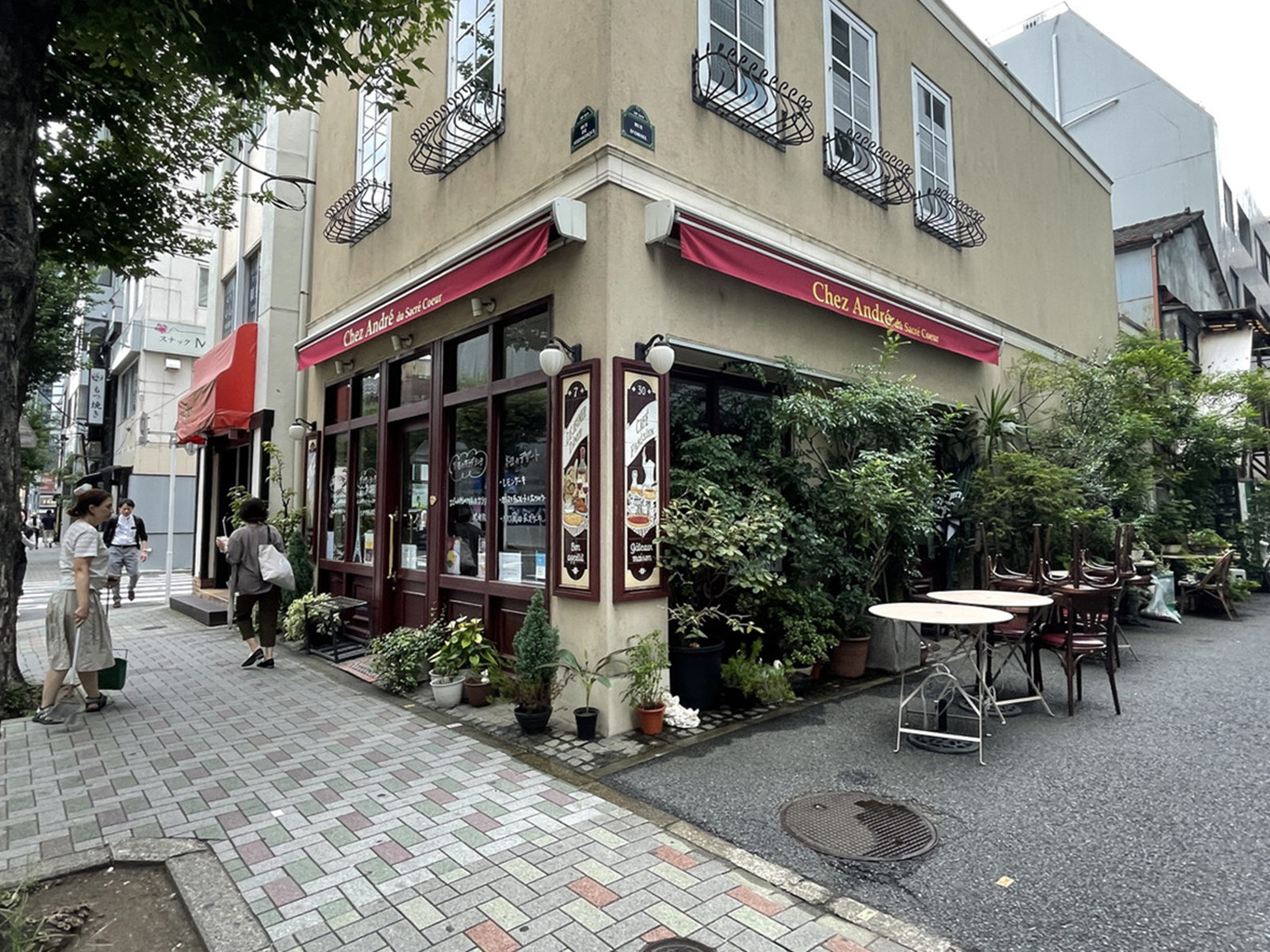 笠原ビル周辺には飲食店が点在