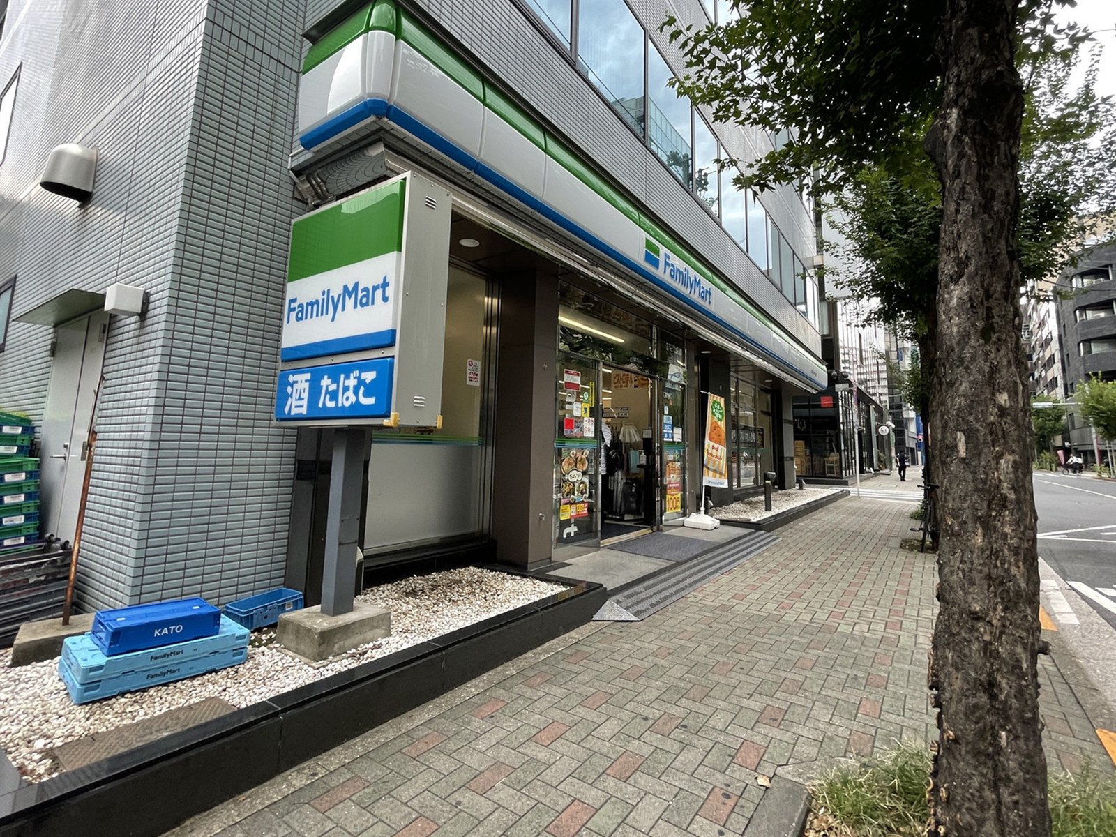 徒歩1分のファミリーマート 日本橋小学校前店