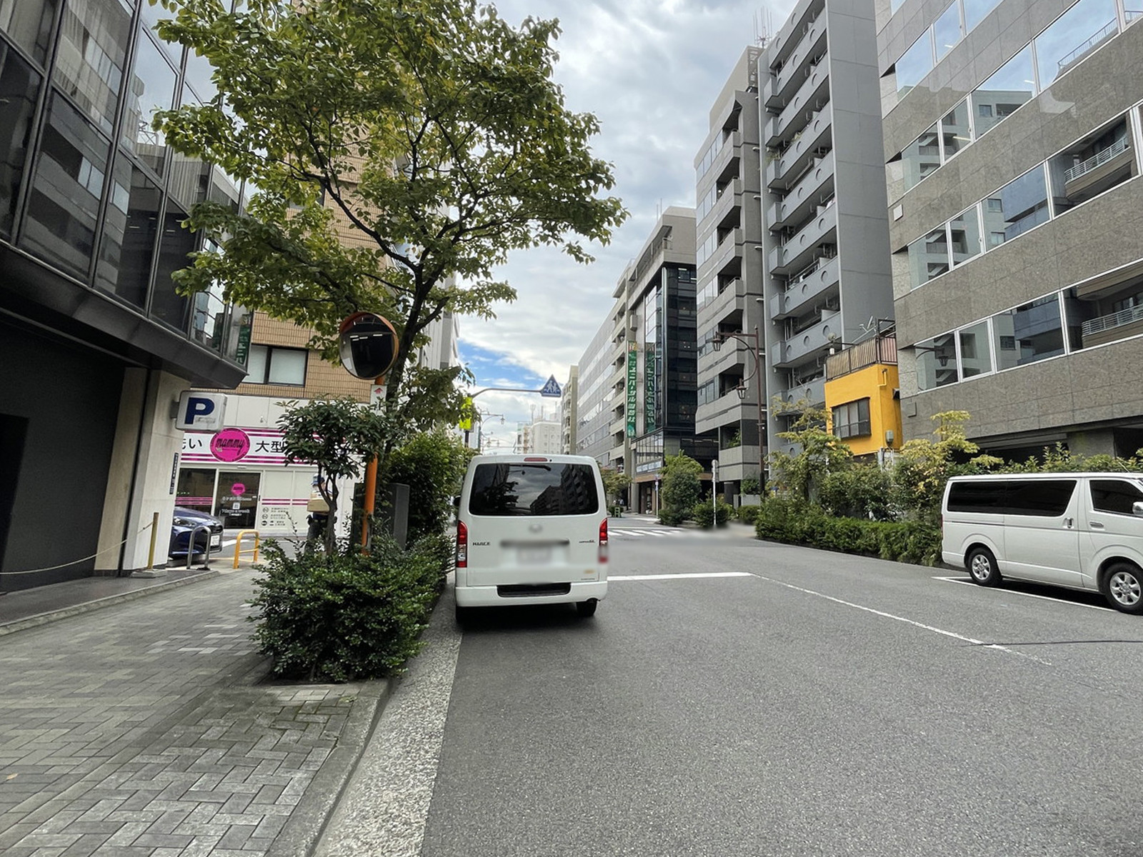 東益ビル前面の通り