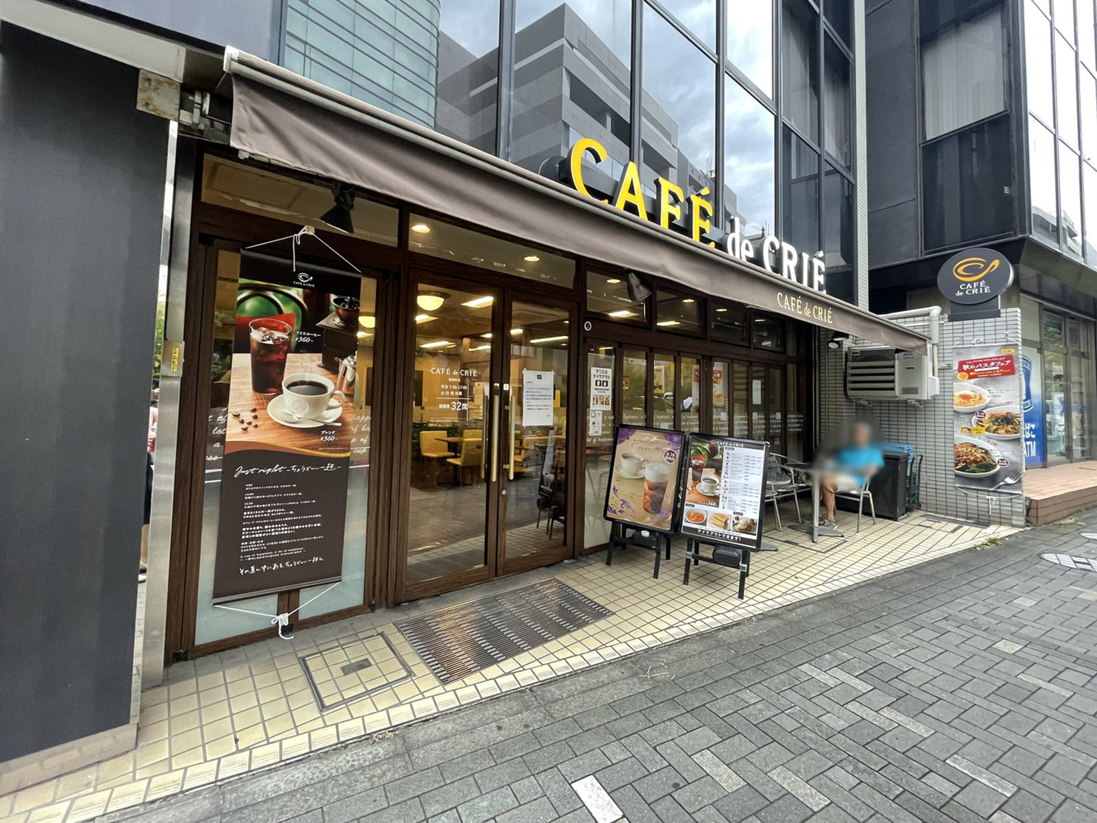 徒歩1分のカフェ・ド・クリエ箱崎町店