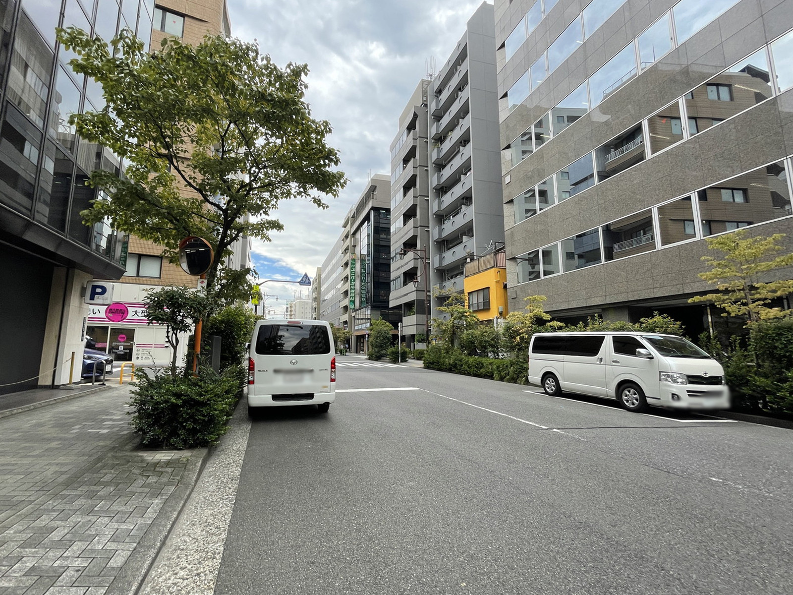 箱崎リージェントビル前面の通り