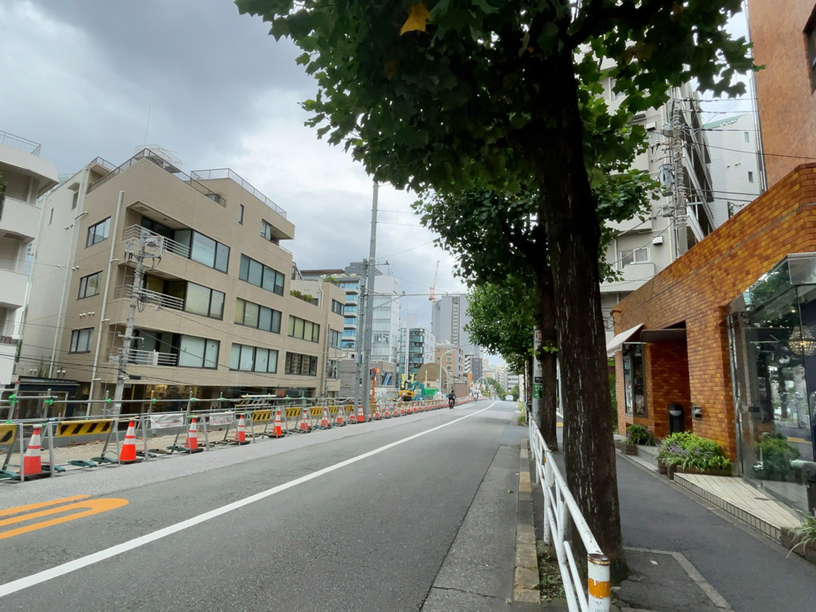 シャトレ代官山ビル前面の通り