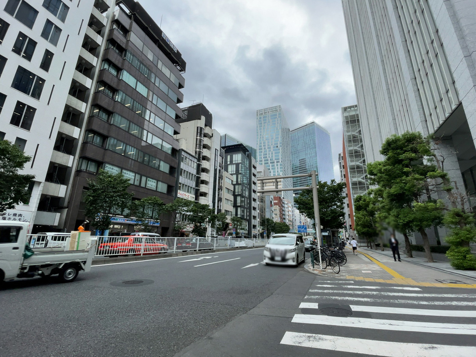 エトワールUビル前面の通り
