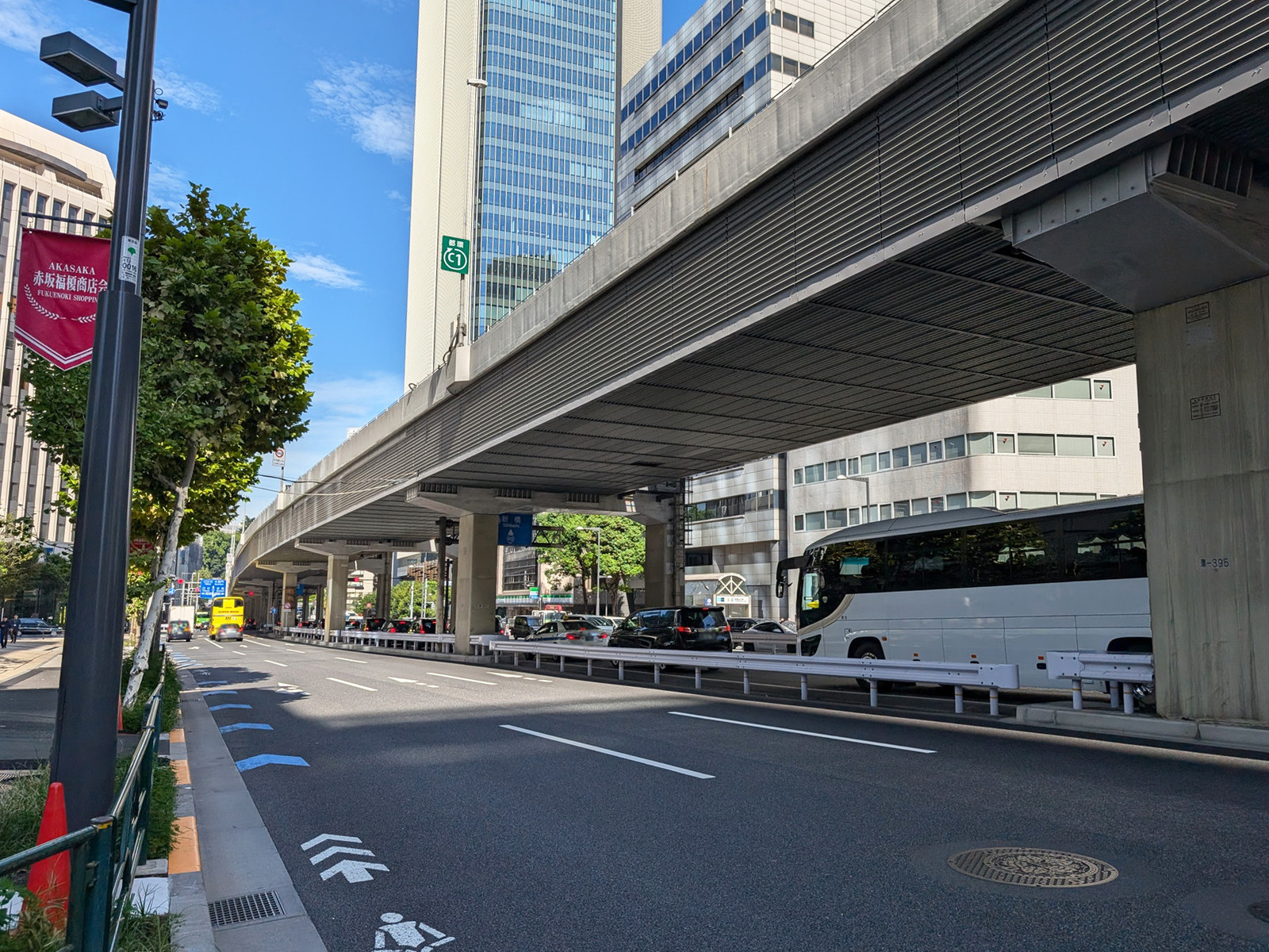 赤坂トラストタワー／東京ワールドゲート赤坂前面の通り