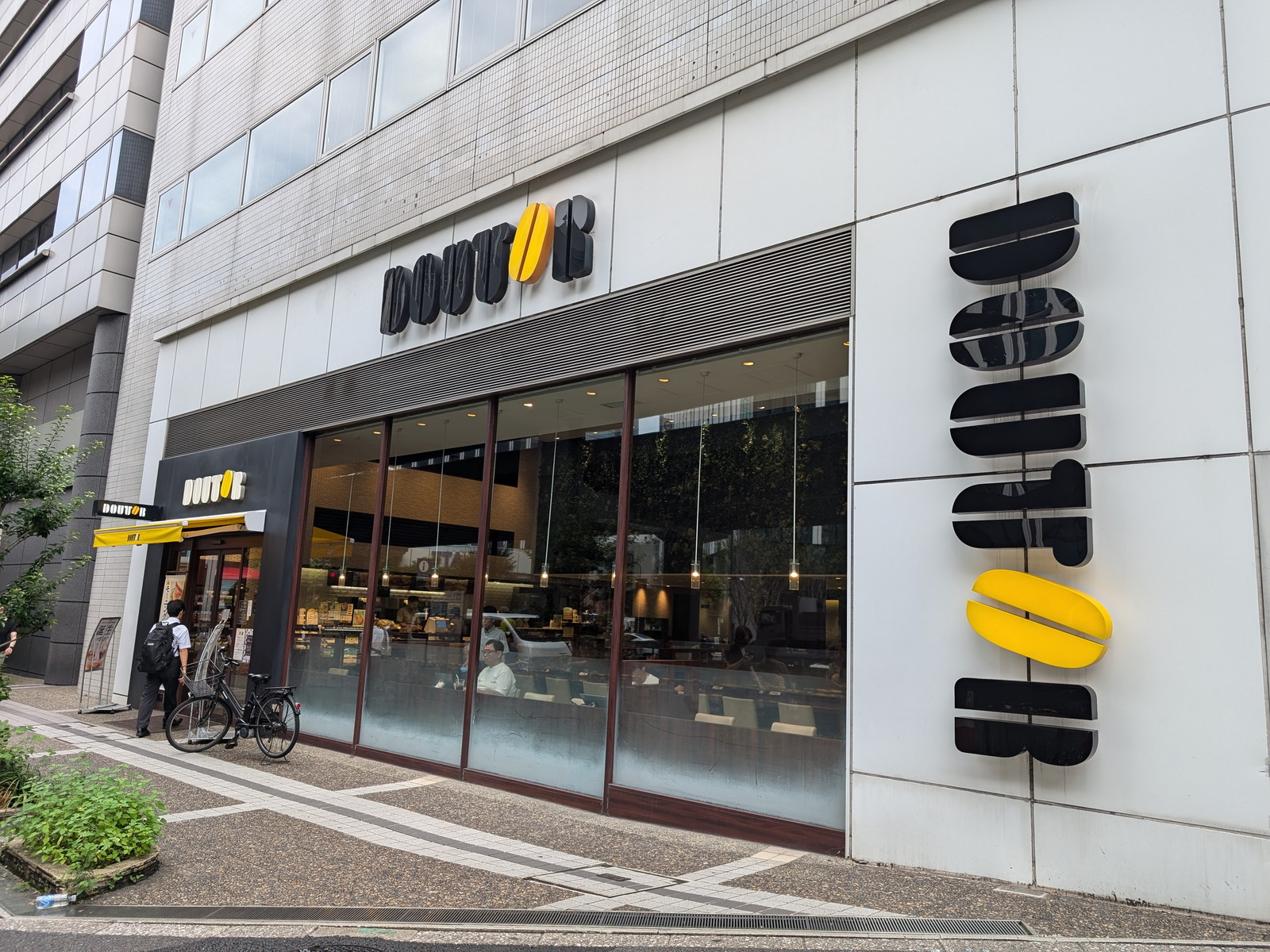 向かい側のドトールコーヒーショップ赤坂１丁目店