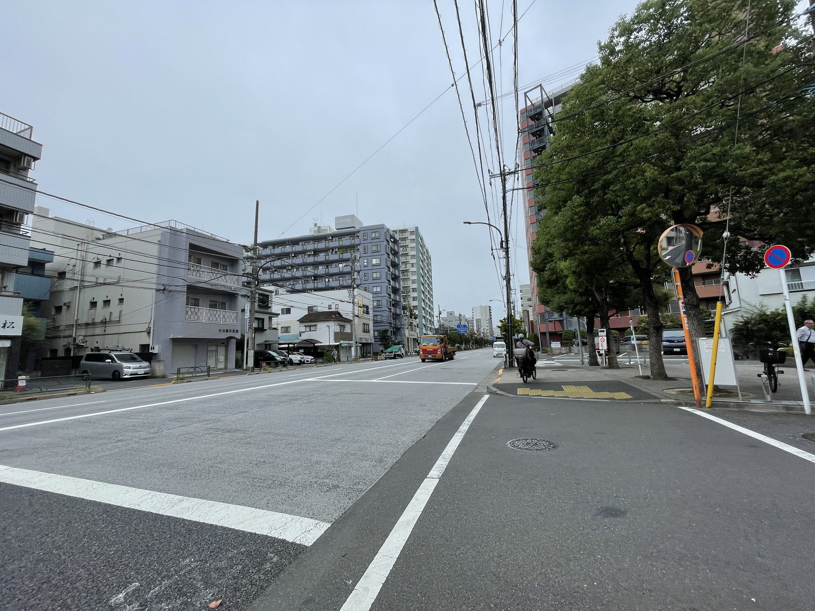 日本経済新聞社南砂別館前面の清洲橋通り