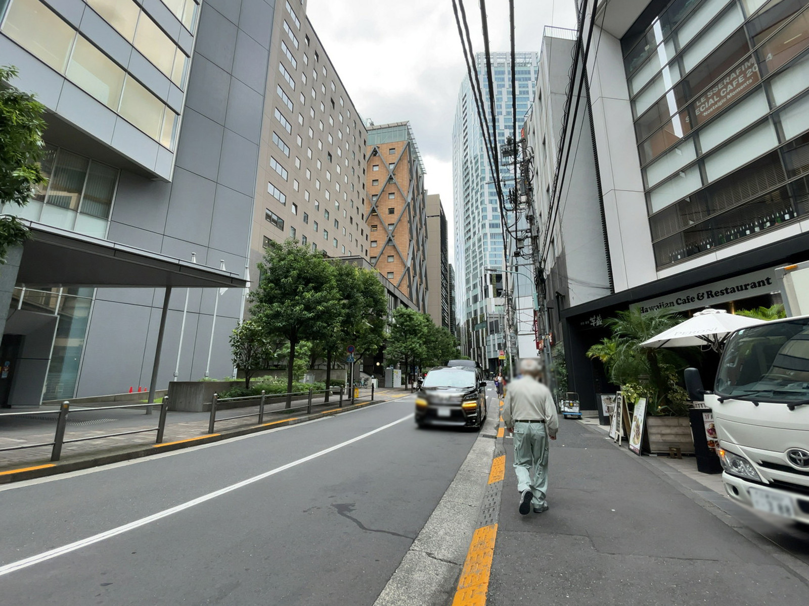 祐真ビル本館前面の通り