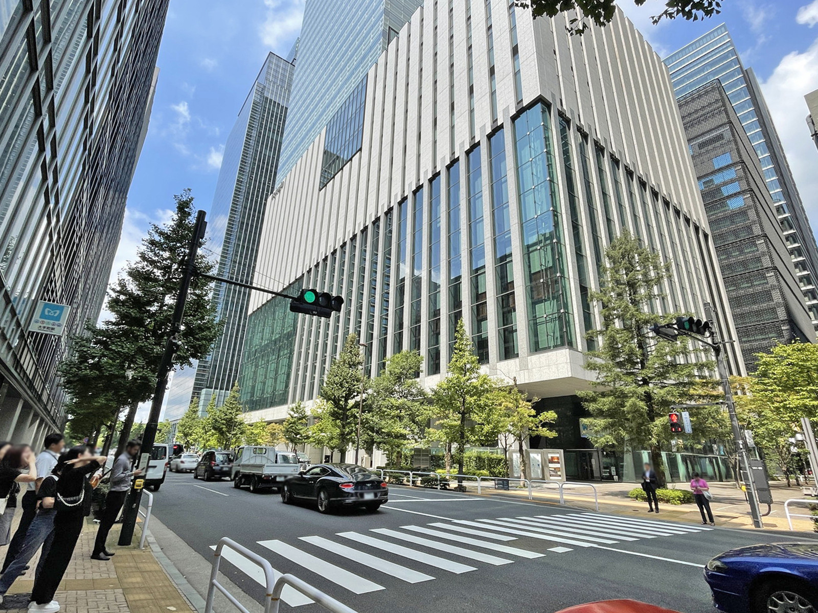 周辺は大型のオフィス街