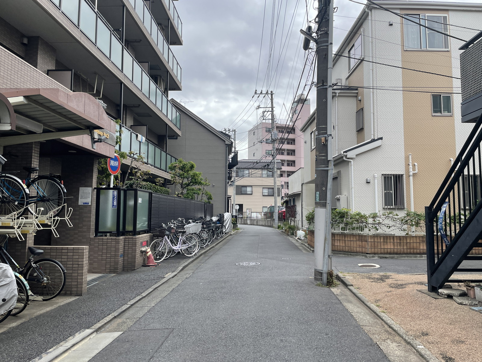 ファミール本田前面の通り