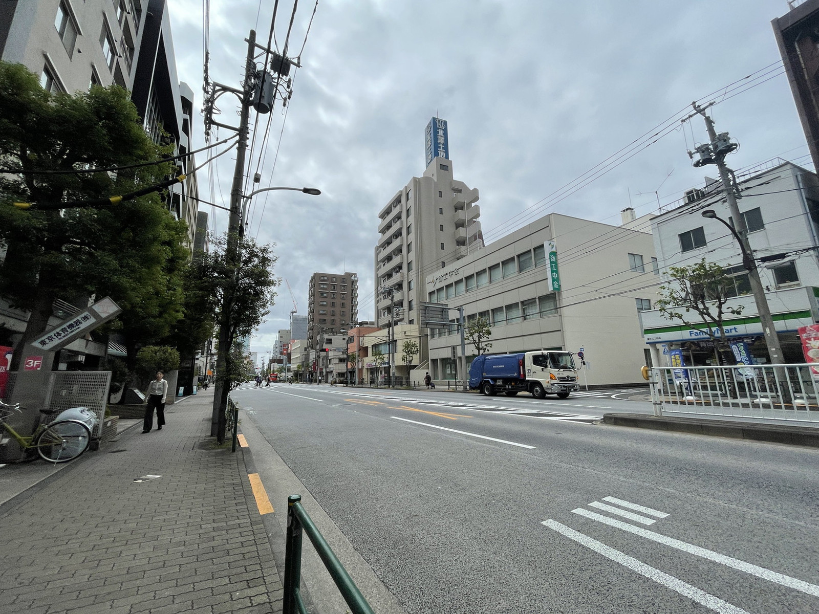 押上駅前ビルディング前面の通り
