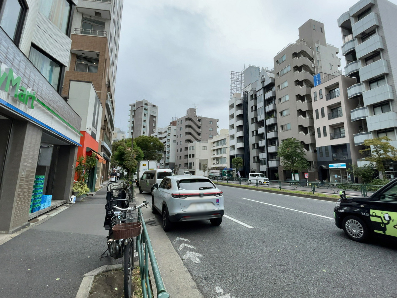 草間ビル前面の通り