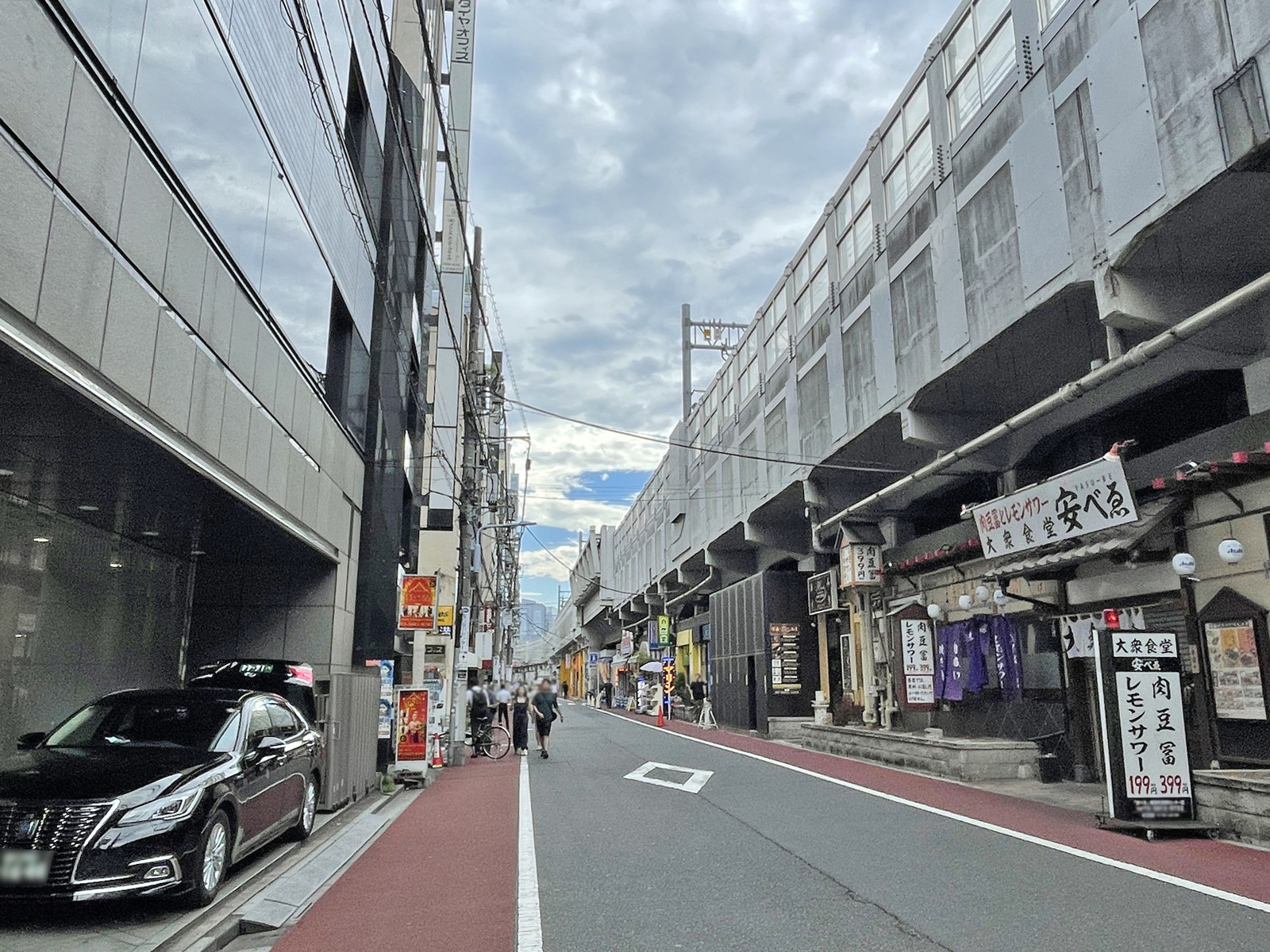 アイセ上野ビル前面の珊瑚ストリート