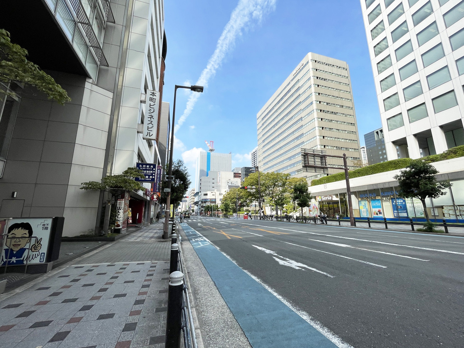 三甲大阪本町ビル前面の本町通