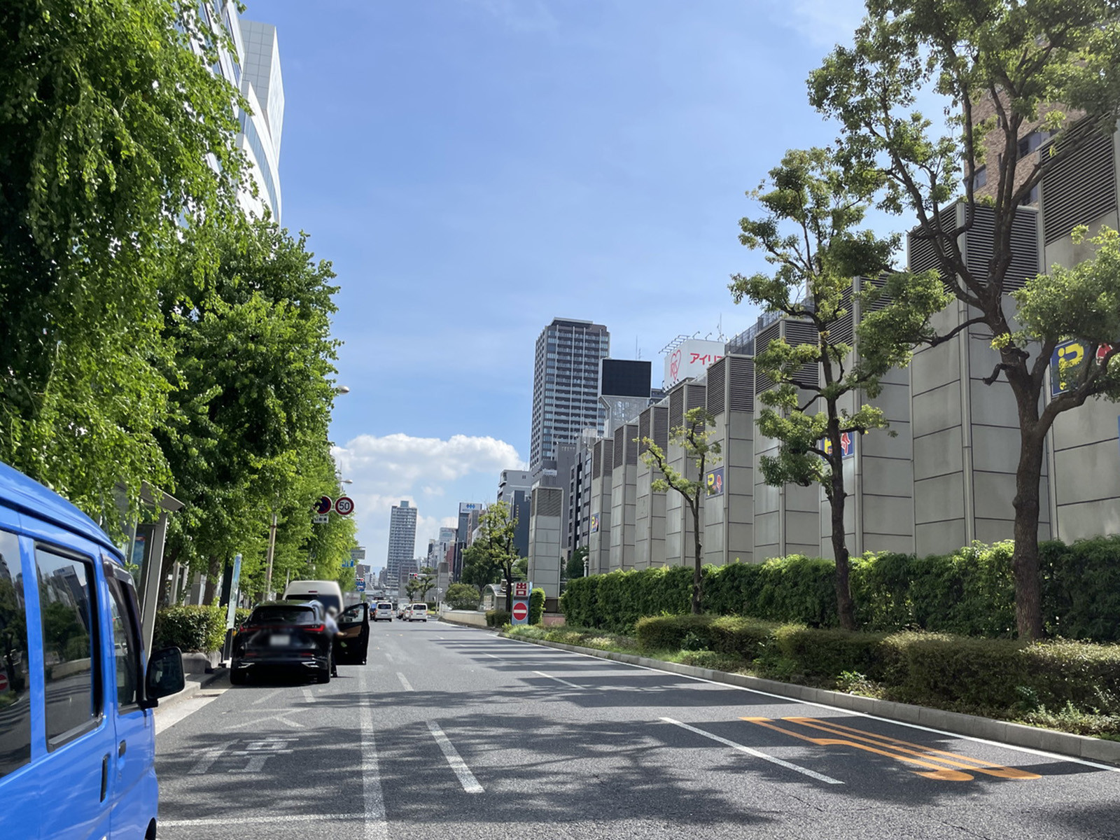 心斎橋フロントビル前面の通り