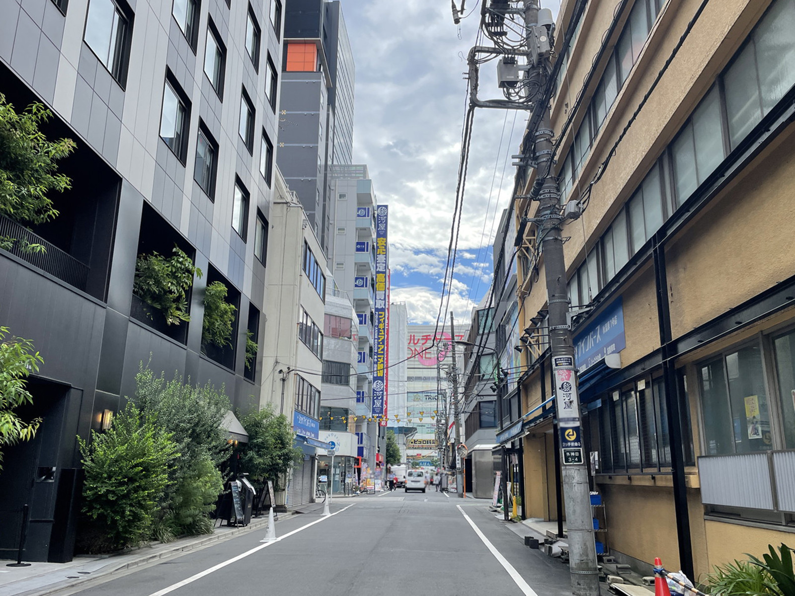プライム秋葉原ビル前面の秋葉原ジャンク通り