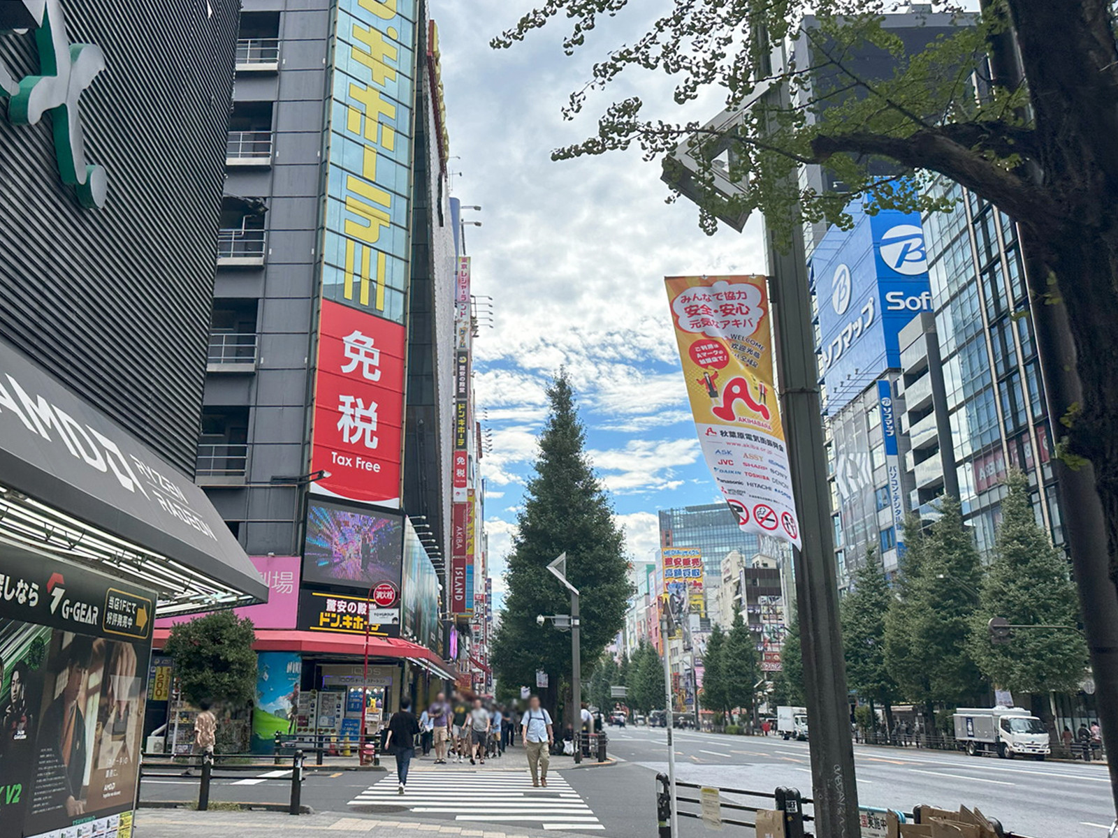 付近には店舗が多数