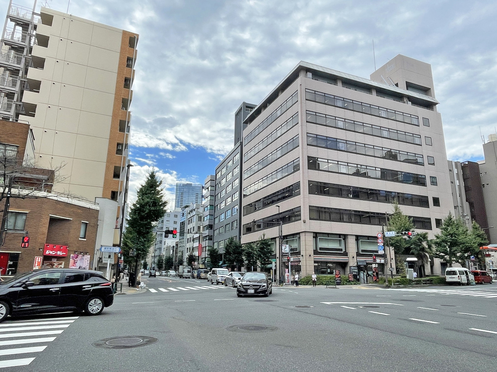 三勇ビル前面の昌平橋通り