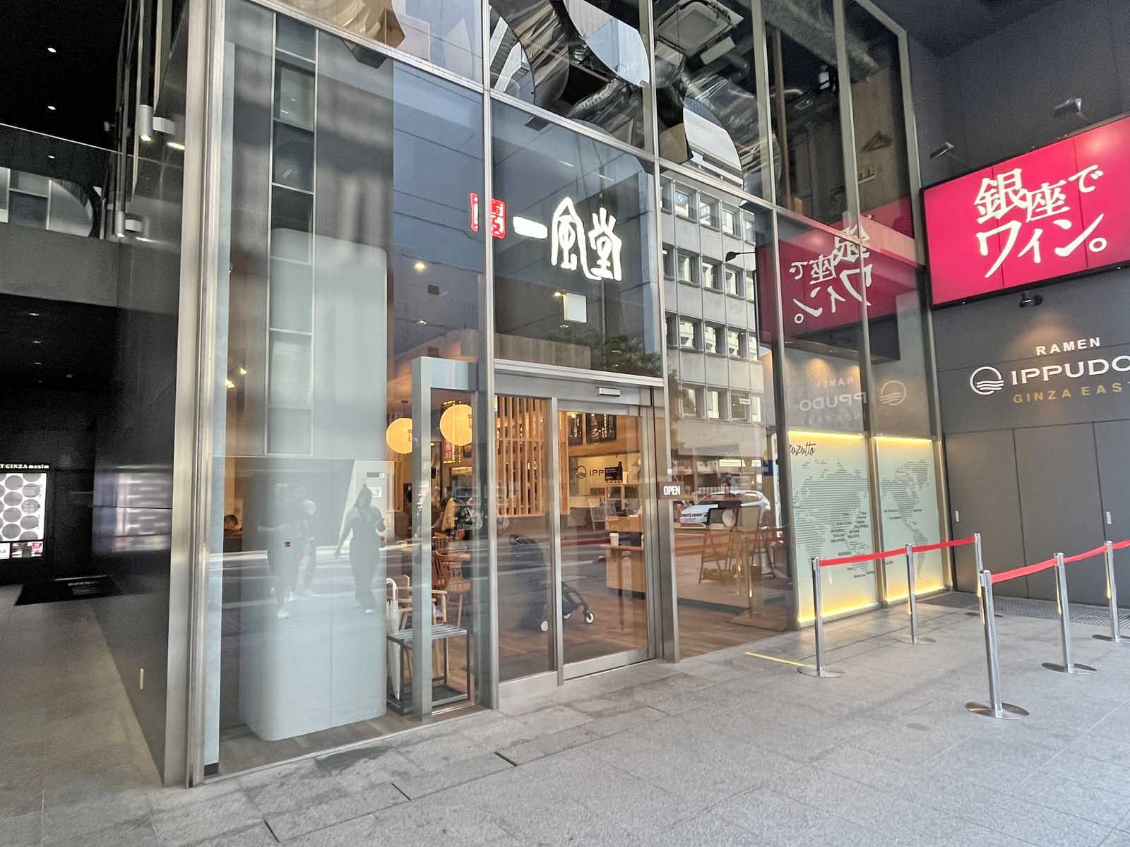 向かいの通りの一風堂 銀座東店