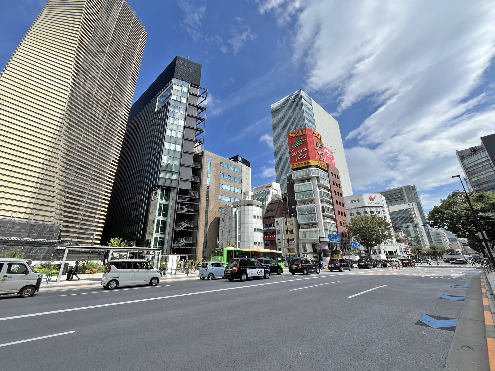 銀座コティビル前面の晴海通り