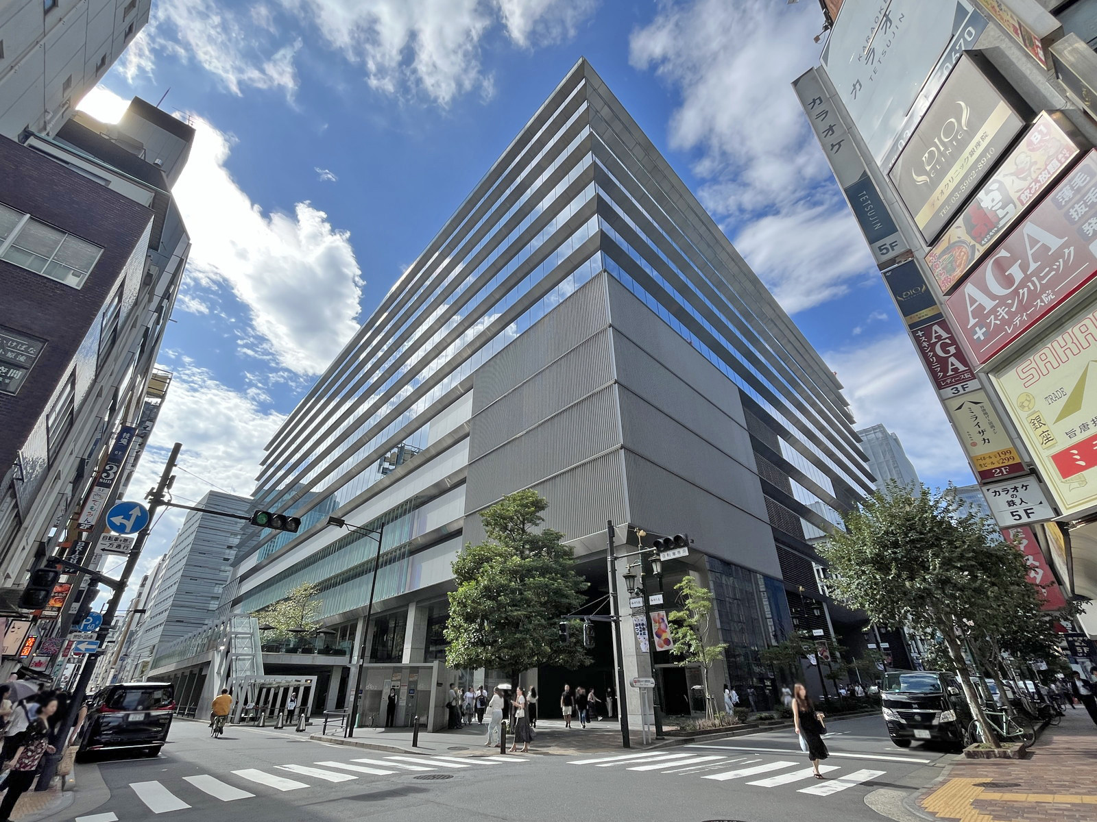 向かいのGINZA SIX