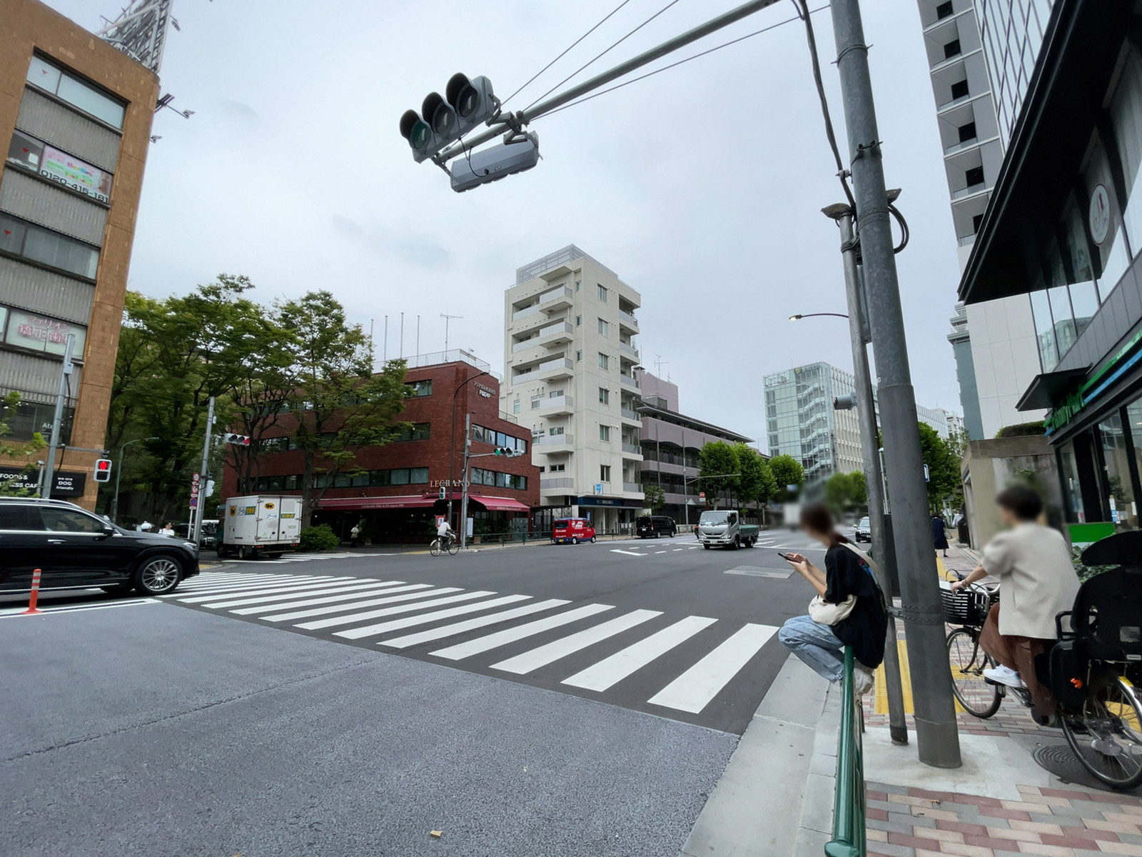 ヒューリック広尾ビル前面の通り