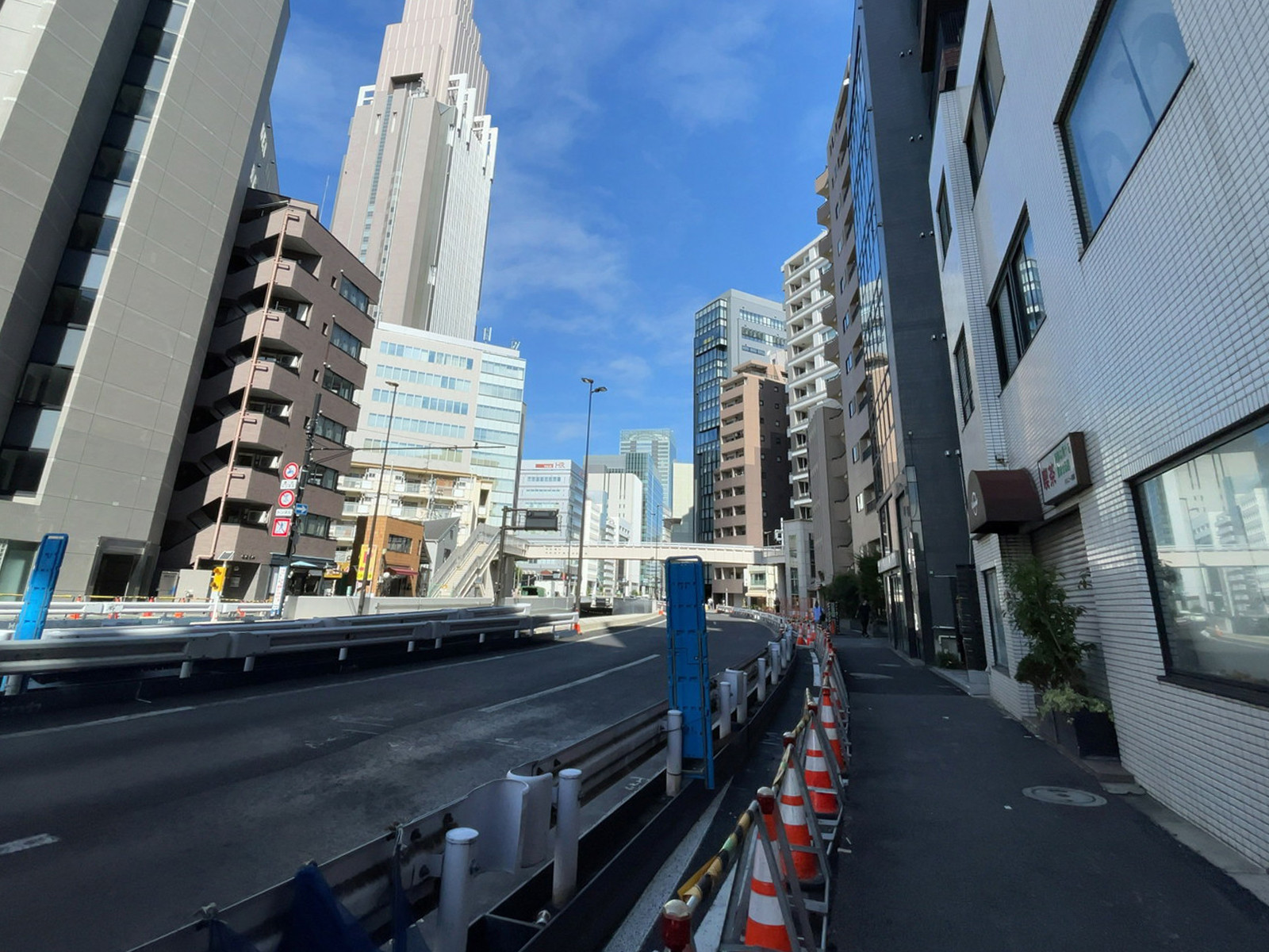 DSビル前面の明治通り