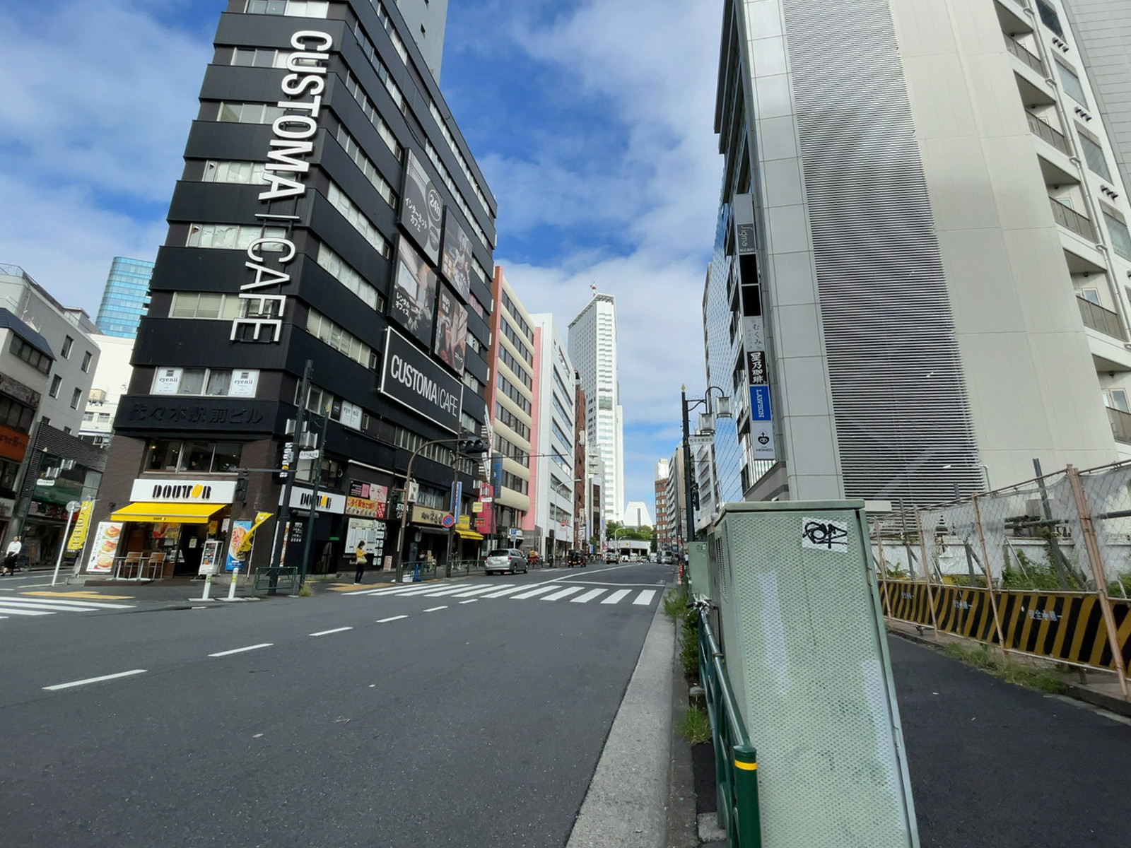プレンジ代々木前面の通り