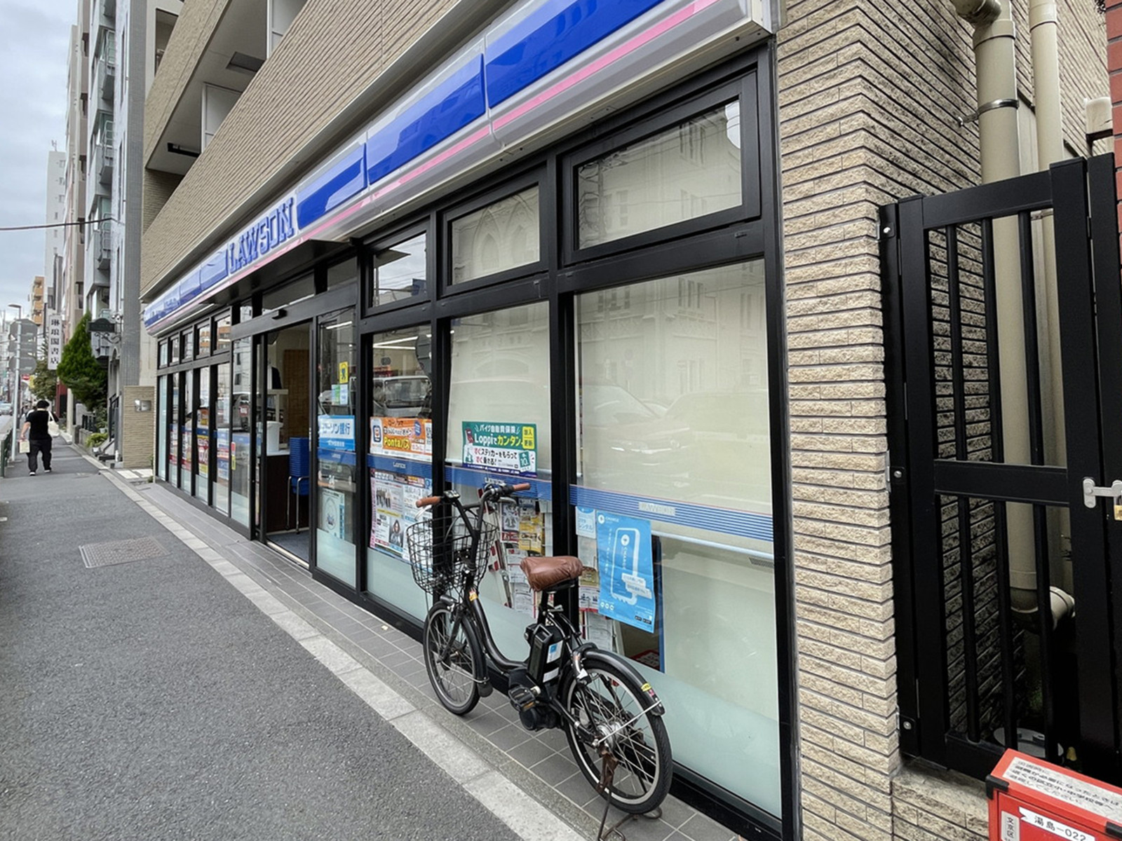 徒歩1分のローソン 本郷文京7丁目店