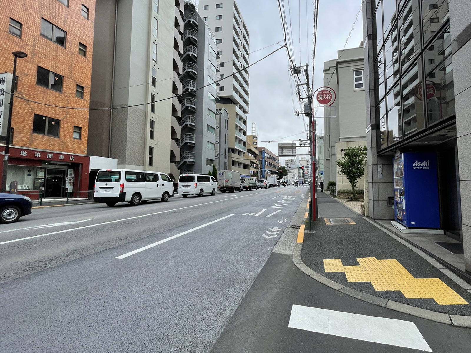 本郷ビル前面の通り