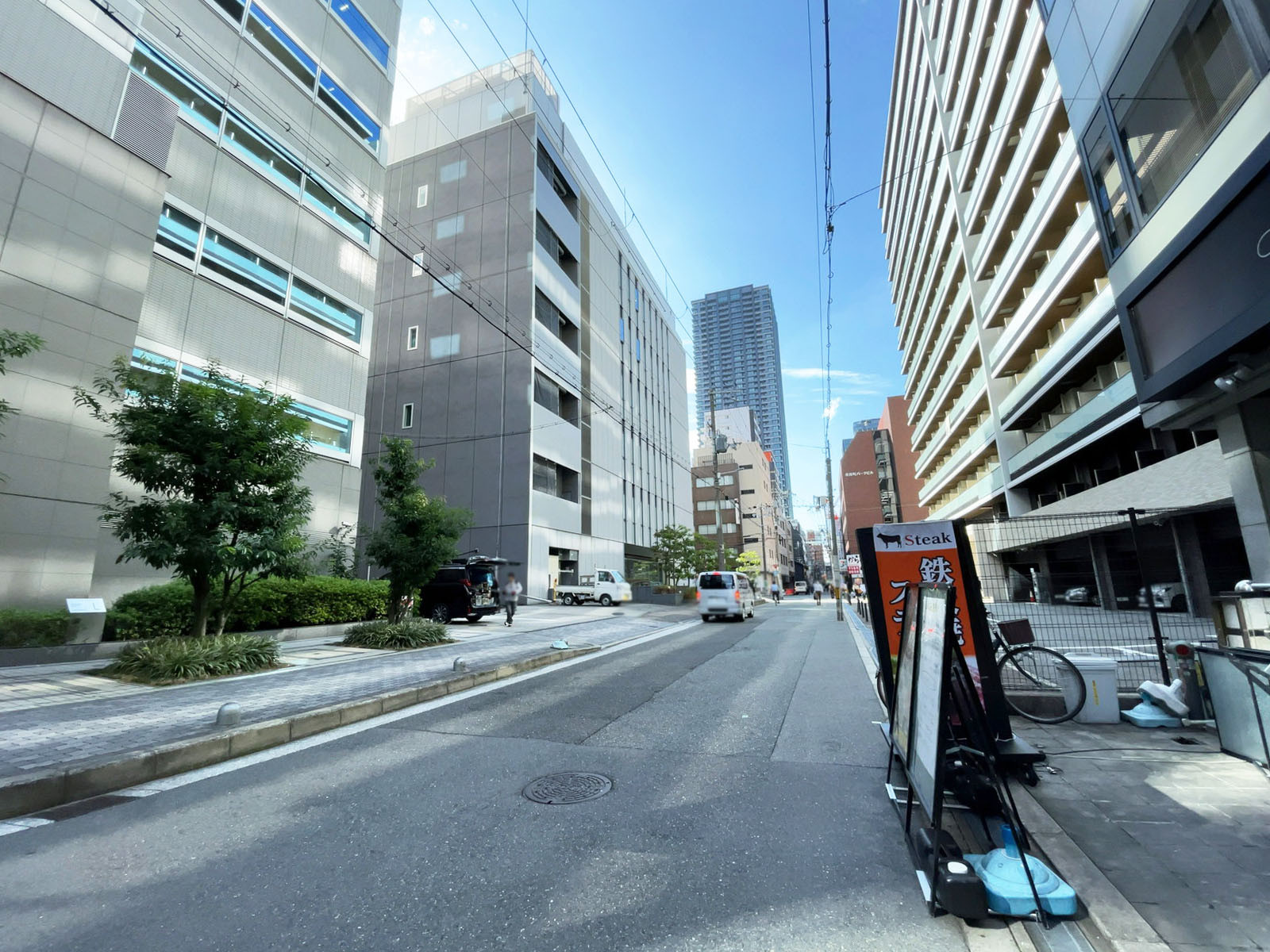 平野町ラガービル前面の通り