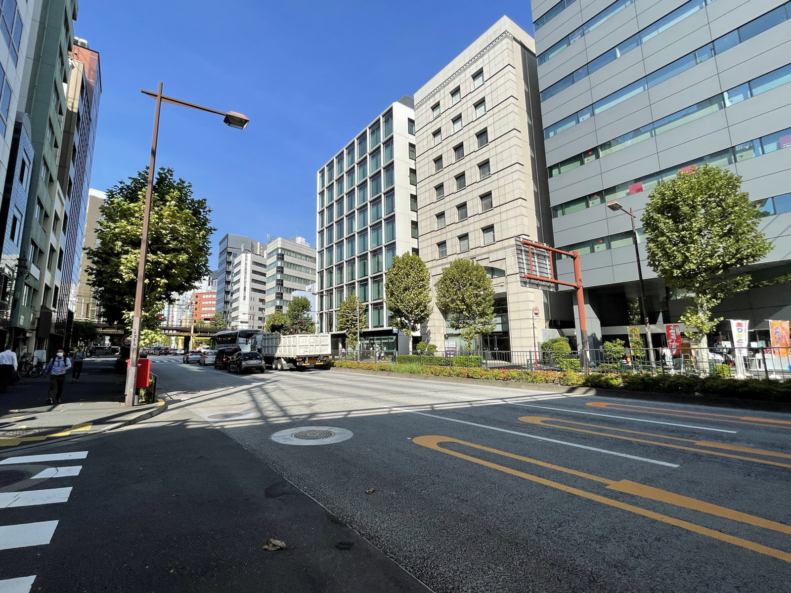 神田須田町ビル前面の通り