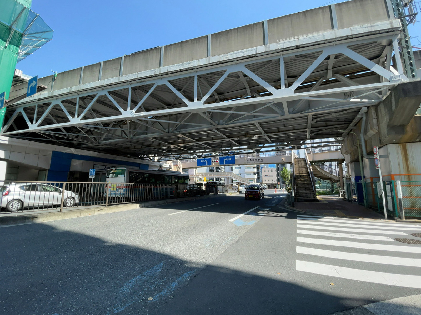 アルファネクスト大森海岸前面の通り