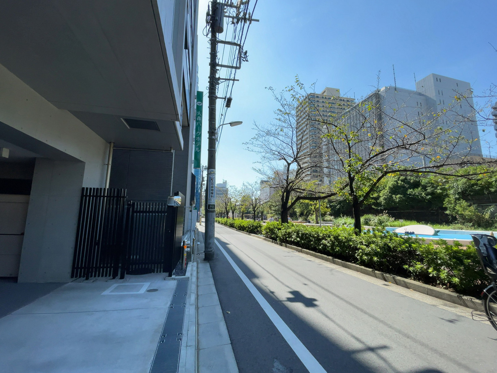 品川水神ビル前面の通り