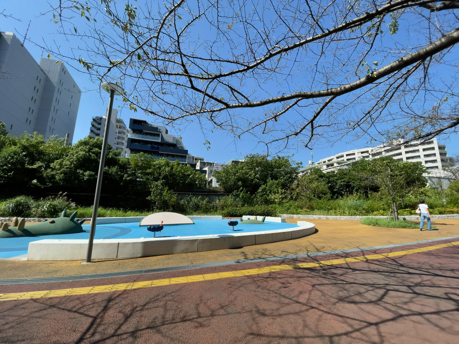 ビル前の大井水神公園