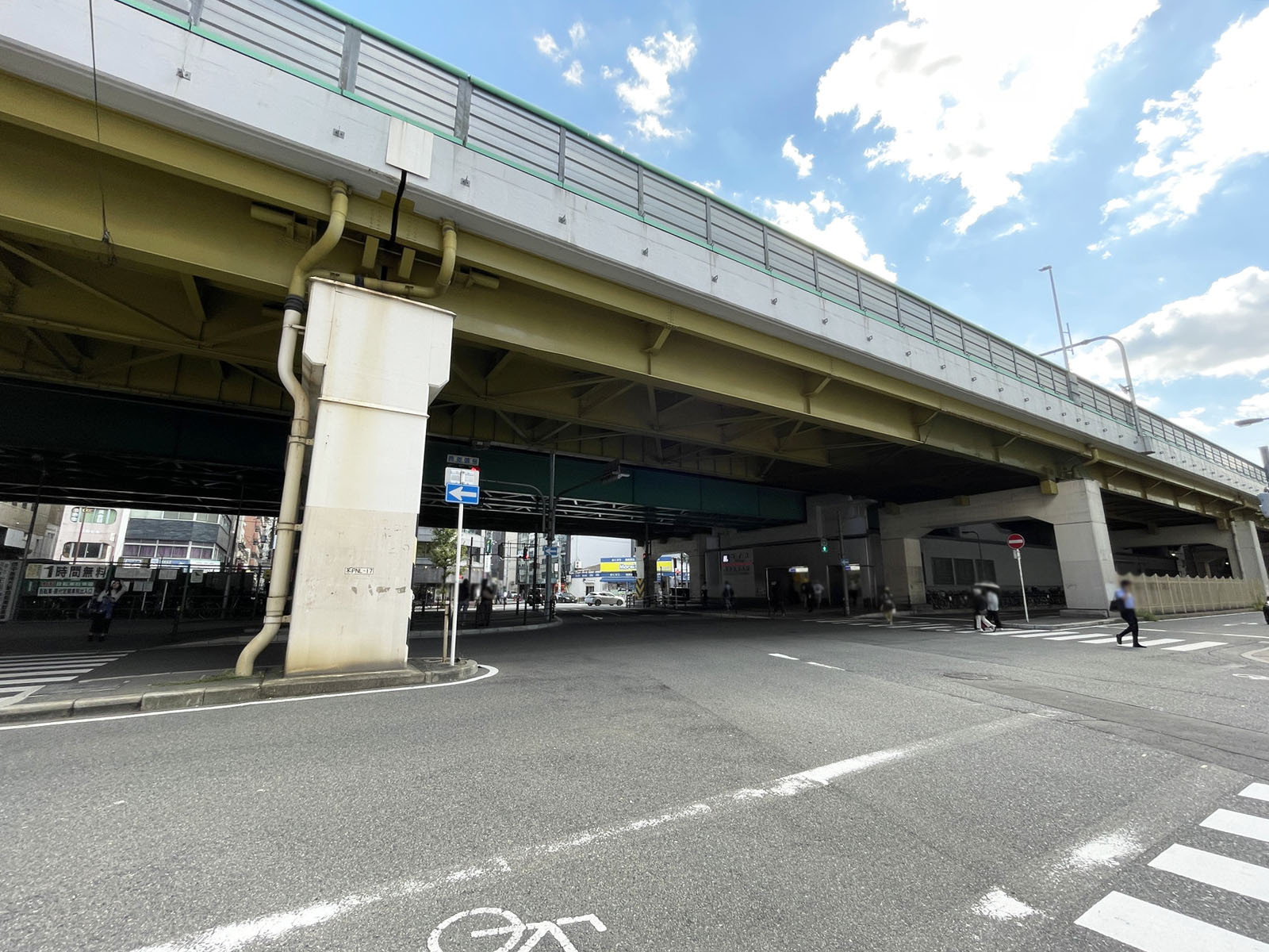 ミツフ新御堂筋ビル前面の通り